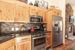 Η κουζίνα ή μικρή κουζίνα στο Village Point Retreat Townhome: Walk to Town Lifts w/ Private Hot Tub