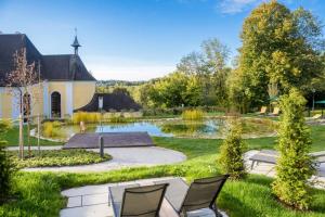 Ogród w obiekcie Schlosshotel Rosenau Superior