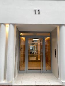 een toegang tot een gebouw met glazen deuren bij Monaco Grand Prix Nouveau in Beausoleil