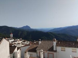 un grupo de edificios blancos con montañas en el fondo en Casa Harillo-Charming 1 bedroom in Genal mountains, en Genalguacil