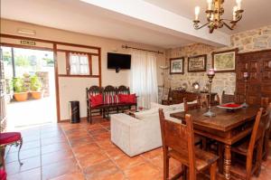 Casa Pinna في سانتيانا ديل مار: غرفة معيشة مع طاولة وأريكة