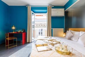 um quarto com paredes azuis e uma cama com uma mesa em Dimora Doria d'Angri em Nápoles