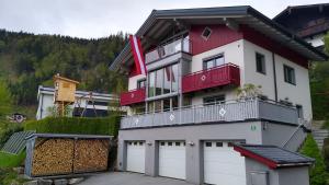 une maison avec des portes de garage blanches et rouges dans l'établissement Apartment Hohenwerfen, à Werfen