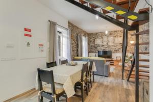 een keuken en eetkamer met een tafel en stoelen bij Casa D`Avó Celina in Funchal