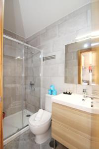 uma casa de banho com um WC, um chuveiro e um lavatório. em Casa Boytac by CosyCasa Praia Peniche em Peniche