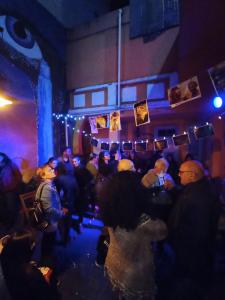 een groep mensen in een kamer op een feestje bij CASA ARTIGAS Hostel in Cordoba +44 foto's