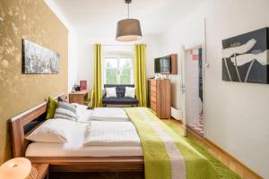 Łóżko lub łóżka w pokoju w obiekcie Schlosshotel Rosenau Superior