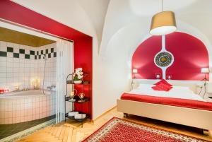 Łóżko lub łóżka w pokoju w obiekcie Schlosshotel Rosenau Superior