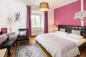 Łóżko lub łóżka w pokoju w obiekcie Schlosshotel Rosenau Superior