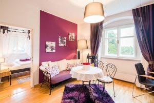 Łóżko lub łóżka w pokoju w obiekcie Schlosshotel Rosenau Superior