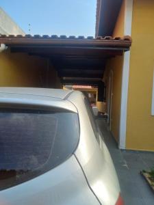 a car parked in front of a garage at Casa pé na areia (50 mestros da praia) in Peruíbe