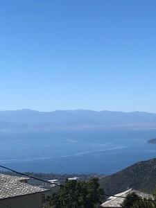 uma vista para uma massa de água de uma montanha em Joy's House em Agios Lavrentios