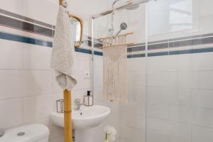 een witte badkamer met een wastafel en een toilet bij Casa D`Avó Celina in Funchal +25 foto's