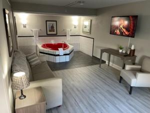 un soggiorno con vasca rossa in una camera di Whalers Inn and Suites a New Bedford