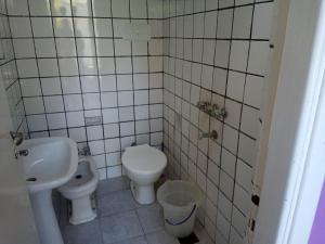 un baño con inodoro y lavabo en Casa tres ambientes con jardín y estacionamiento, en Mar de Ajó