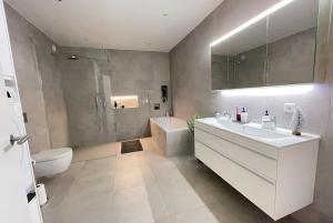 Ένα μπάνιο στο Modern and Spacious 2br apartment only 5,5 km drive from downtown Reykjavik +31 φωτογραφίες