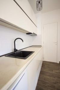 A kitchen or kitchenette at Modessa