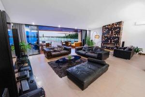uma sala de estar com mobiliário de couro e vista para o oceano em Luxurious VILLA 6 BD W/heated pool , GOLF, Beach em Almancil