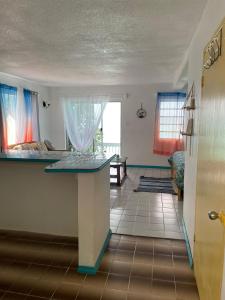 Foto sihtkohas Crab Hill asuva majutusasutuse Orrie's Beach Bar and Hotel galeriist