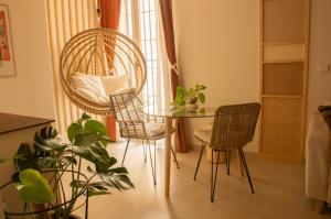 una stanza con tavolo, sedie e piante di 4 Bears Studios a Madrid