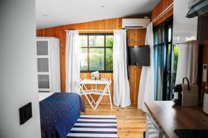 um quarto com uma cama, uma mesa e uma janela em Beach House em Lège-Cap-Ferret