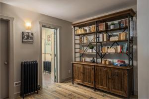 une chambre avec une étagère avec des livres et un radiateur dans l'établissement CHALET NAHÉLÉ, à Val-des-Lacs
