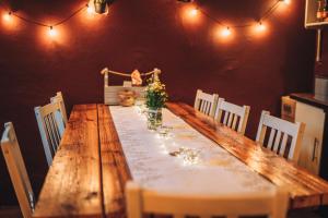 einen Holztisch mit Blumen in einem Zimmer mit Licht in der Unterkunft Apartmán u Rossniček Moravský kras in Kulířov