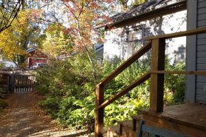 奧盧的住宿－Cozy cottage in quiet location，一个带木栏杆的房子的门廊