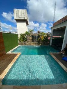 una piscina en medio de una casa en Super Casa Piscina Com Cascata en Manaos