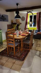 - une table à manger et des chaises dans le salon dans l'établissement Gîtes chez Daniel "Cevennes 2", à Mars