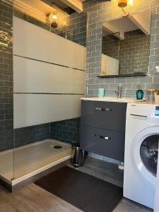 een badkamer met wastafel en wasmachine bij Le Bourbon in Bordeaux
