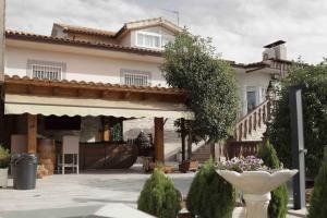 a house with a white vase in a courtyard at Hacienda Cruz in Toledo