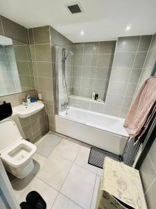 łazienka z wanną, toaletą i umywalką w obiekcie 1 Bed Stunning Central London Apartment City Road w Londynie