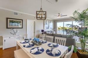 comedor y sala de estar con mesa y sillas en 204 Bay Harbor, en Clearwater Beach
