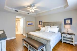 1 dormitorio con 1 cama y ventilador de techo en 204 Bay Harbor, en Clearwater Beach
