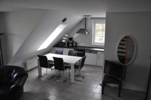 オストゼーバート・カールスハーゲンにあるFewo Peeneblick_LINAのキッチン(テーブル、椅子、シンク付)