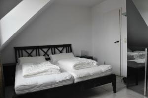 オストゼーバート・カールスハーゲンにあるFewo Peeneblick_LINAのベッドルーム1室(白い枕付きのベッド1台付)