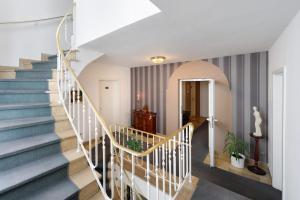 - un escalier dans une maison avec des escaliers bleus et blancs dans l'établissement Fair Hotel Villa Diana, à Francfort-sur-le-Main