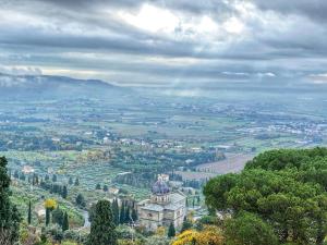 a view of a city from a hill with a castle at Appartamenti Belvedere in Cortona