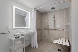 Koupelna v ubytování Crowne Plaza Melbourne-Oceanfront by IHG