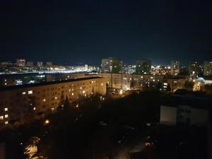 vista di una città di notte con luci di Apartament W2, Mieszkanie dla Wszystkich a Konin