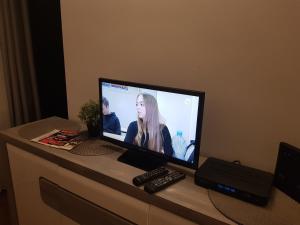 Televízia a/alebo spoločenská miestnosť v ubytovaní Apartament W2, Mieszkanie dla Wszystkich + 1 fotografia
