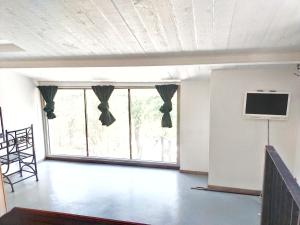 sala de estar con ventana grande y TV de pantalla plana en Spa Nimeslodge, en Nimes