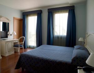 Postel nebo postele na pokoji v ubytování International Hotel + 31 fotografií