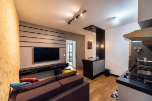 Una televisión o centro de entretenimiento en SN10 - Apartamento amplo de um quarto, totalmente equipado, próximo à Avenida Paulista.
