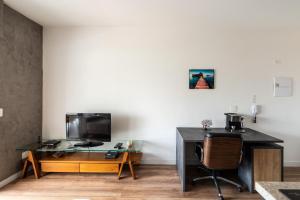Habitación con escritorio, ordenador y silla. en EN11 Luxo no Brooklin: Sofisticação e Conforto, en São Paulo