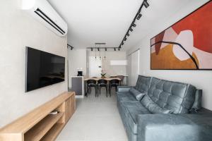 sala de estar con sofá y mesa en OA12 - Apto 2 Quartos Luxuoso: Frente ao Parque Augusta!, en São Paulo