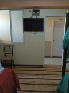 TV a/nebo společenská místnost v ubytování Hostal Puertas Del Sol + 21 fotografií