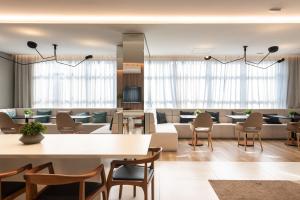 a living room with a couch and a table and chairs at OA12 Aconchego próximo ao Parque Augusta in Sao Paulo