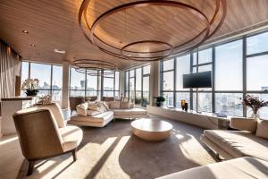 a large living room with a large chandelier at OA12 Aconchego próximo ao Parque Augusta in Sao Paulo